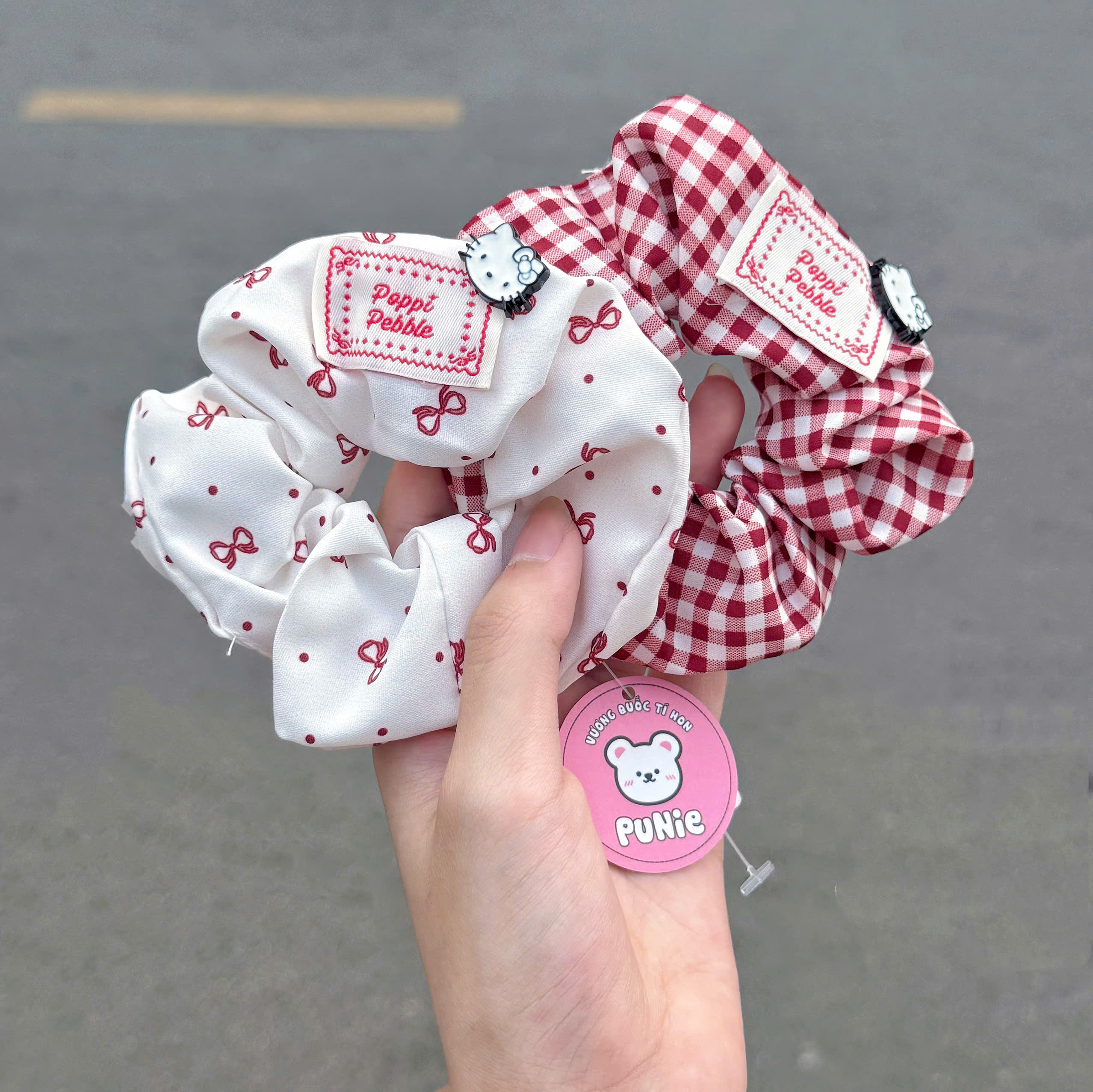 CỘT VẢI TRẮNG CARO KITTY ĐỎ