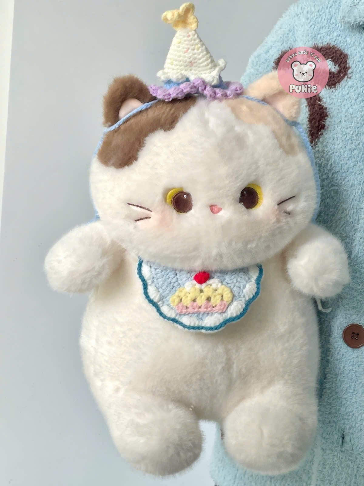 MÈO TRẮNG ĐEO YẾM DỘI NÓN LEN QC